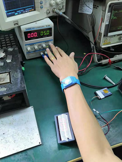 戴上靜電手環(huán)，將電源電壓設(shè)在5V。
